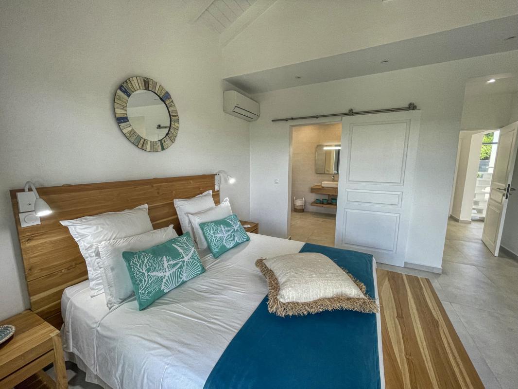 28 Location villa piscine accès plage Saint François Guadeloupe_chambre 1